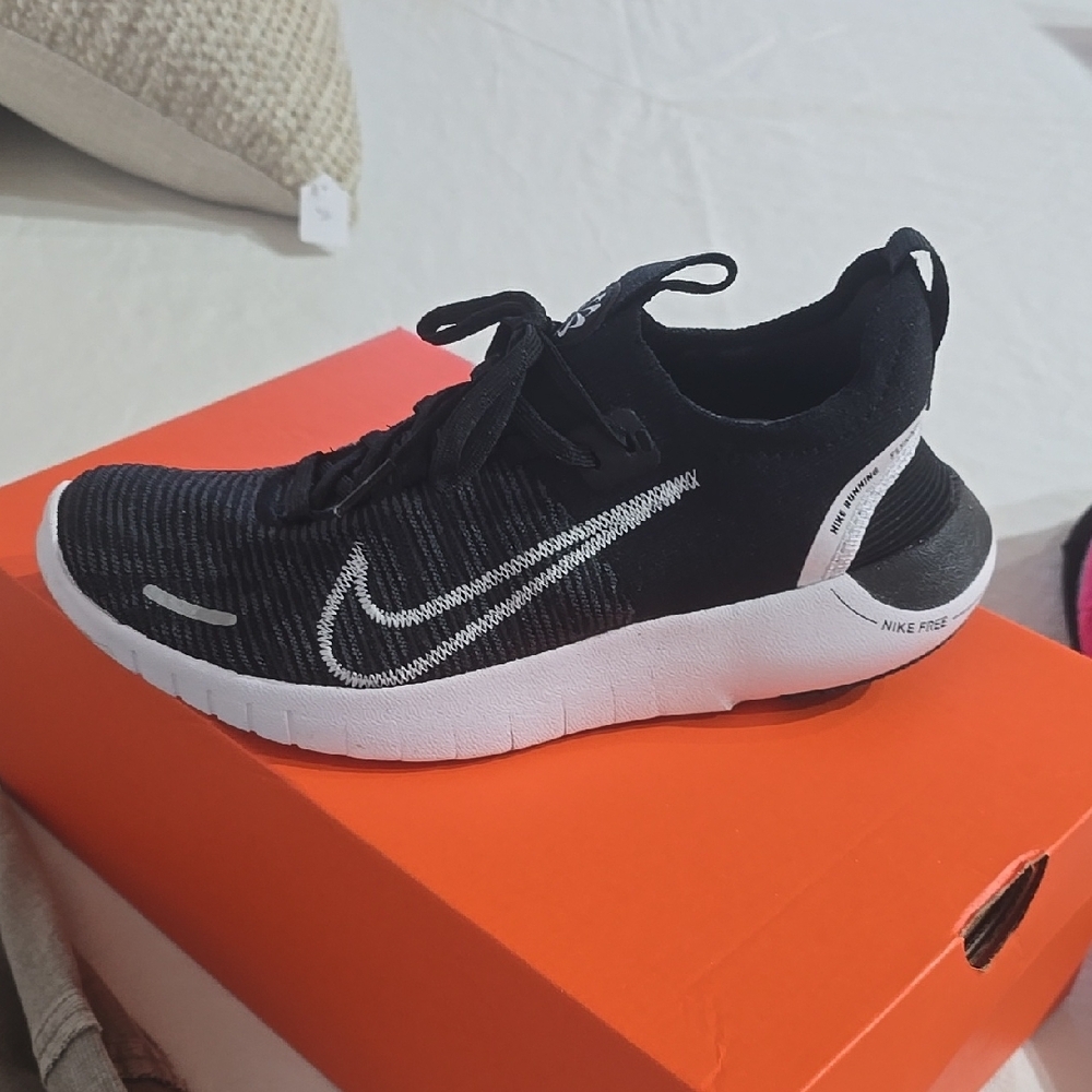 Nike Black Athletic Shoes with Modern Design and Cushioned Sole
